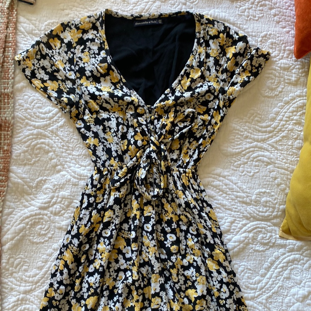 Abercrombie & Fitch floral dress with a high low cut. Size XS. Super cute!